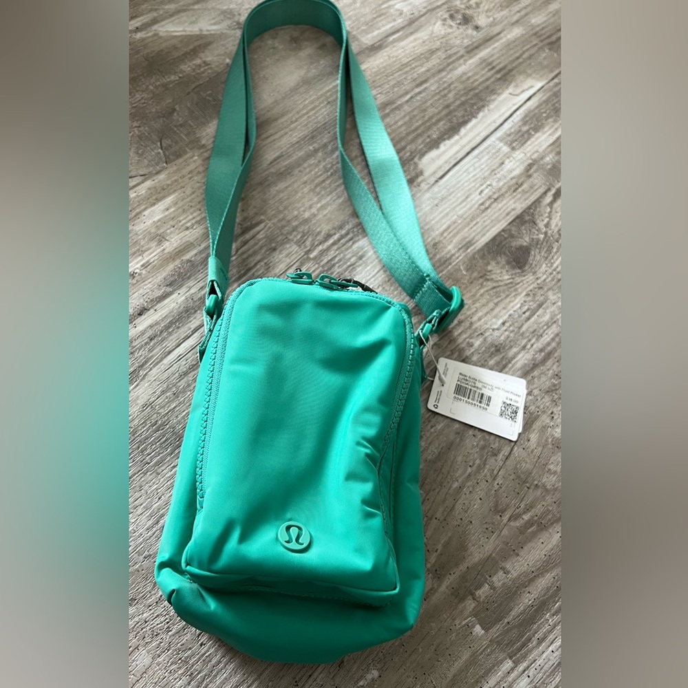 Lululemon water bottle cross body NWT